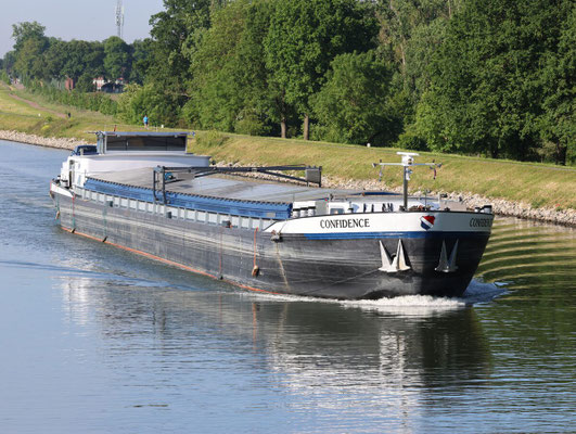 Motorvrachtschip Confidence (ENI 02319741), gebouwd in 1963 als Hector in Burcht (België).