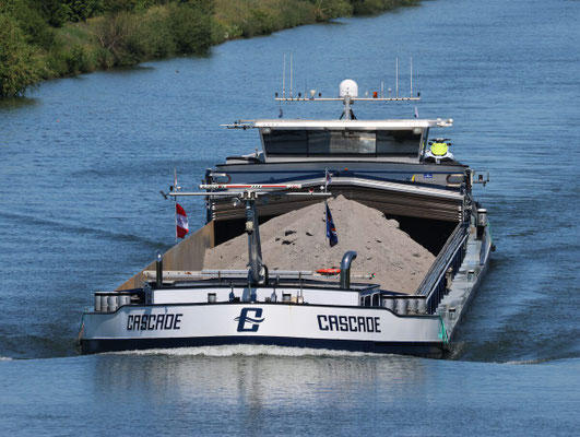 Motorvrachtschip Cascade ENI 02333599 Het motorvrachtschip Cascade heeft een lengte van 86 m, een breedte van 10,00 m 