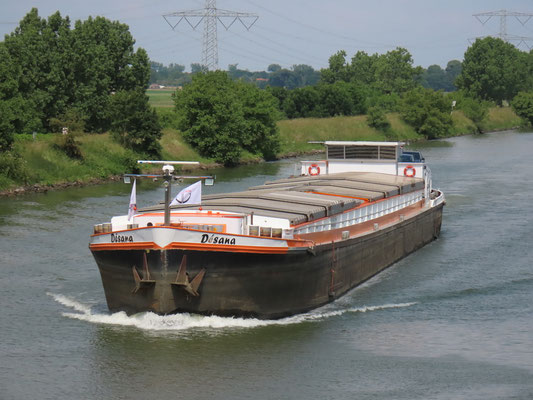 Motorvrachtschip Desana (ENI 06002002) op het Julianakanaal