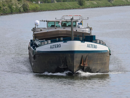 Motorvrachtschip Altero met ENI-nummer 02315974, varend onder Nederlandse vlag, 84 meter lang en 9,50 meter breed.