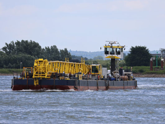Duw-/sleepboot Catharina 4 (ENI 02322887) van Hebo Maritiem Service in vaart op de Waal, voortduwend de drijvende bok Hebo-Lift 8.