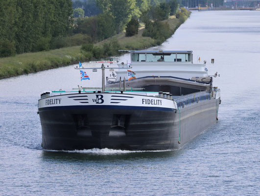 Motorvrachtschip Fidelity (ENI 02325163) varend op het Julianakanaal.