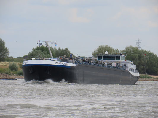 Motortankschip  Maaspoort ENI 02320519 Met een lengte van 86,00 meter, een breedte van 10,50 meter en een diepgang van circa 3,37 meter