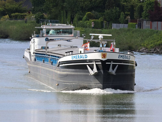 Motorvrachtschip Emerald met ENI-nummer 02205056, varend op het Julianakanaal 