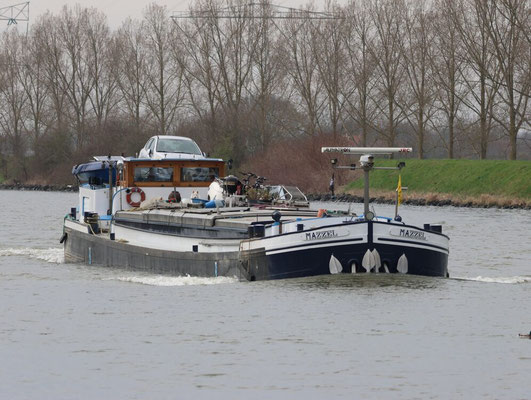 Motorspits Mazzel (ENI 02103573), met zichtbaar laadvermogen 360 T 