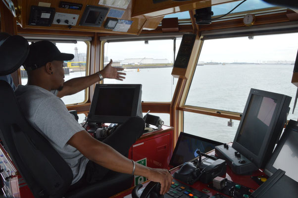 Havensleepboot Fairplay III in actie tijdens het uitslepen van bulk carrier Pacific Anouk vanuit de Mississippihaven richting het Hartelkanaal in de Rotterdamse haven"