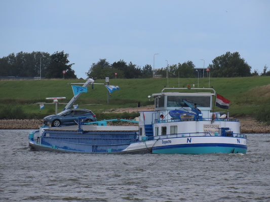 Motorvrachtschip Expecto (ENI 02312014) varend op het water, ingekort in 2018, oorspronkelijk gebouwd in 1965 als Ernestine bij De Jong & Smit in IJsselmonde.Foto2