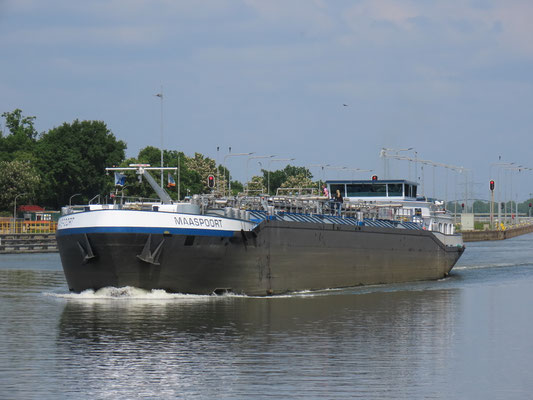 Motortankschip  Maaspoort ENI 02320519 