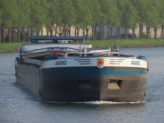Motorvrachtschip  Animo ENI 02330050 laden