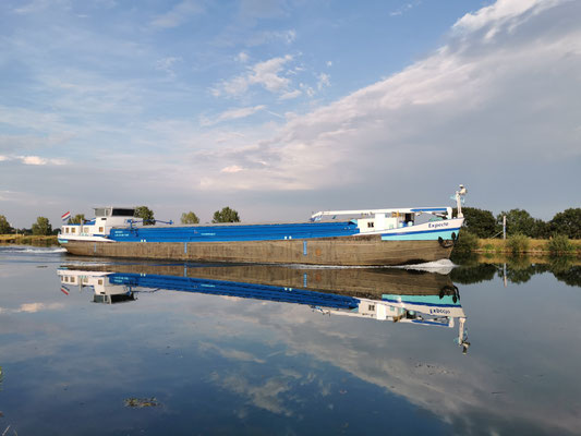 Motorvrachtschip Expecto (ENI 02312014) varend op het water, ingekort in 2018, oorspronkelijk gebouwd in 1965 Op het Juka