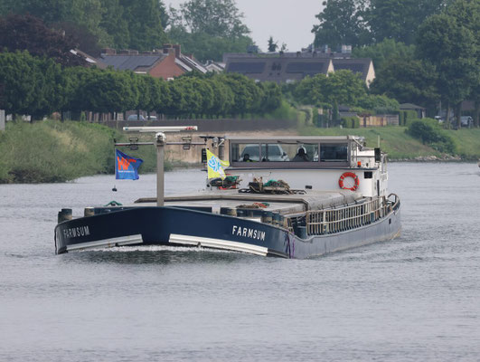 Motorvrachtschip Farmsum (ENI 02209380), in 1972 gebouwd bij Bijlholt in Foxhol en in 1978 verlengd, varend op Nederlands binnenwater.