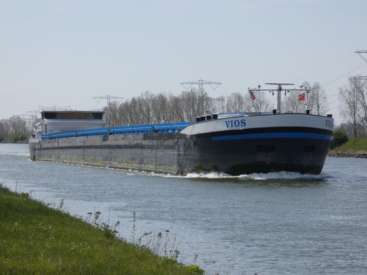 Motorvrachtschip Vios (ENI 02337965) varend op het water, gebouwd in 2018,