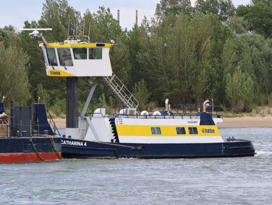Duw-/sleepboot Catharina 4 (ENI 02322887) van Hebo Maritiem Service in vaart op de Waal,