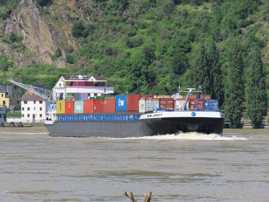 Motorcontainerschip New Jersey (ENI 06105027) varend op de rijn, voormalig Isabelle, gebouwd in 2008.