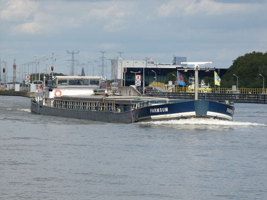 Motorvrachtschip Farmsum (ENI 02209380), in 1972 gebouwd.  Bij Sluis Maasbracht