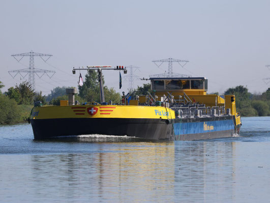 motortankschip Piz Linard (ENI 02338479) met afmetingen L110 m, B11,45 m en laadvermogen 2.742 ton.