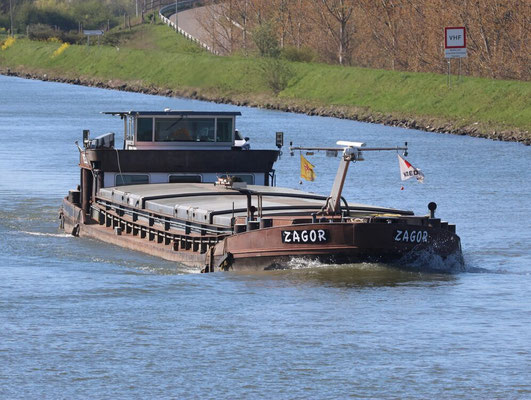 Motorvrachtschip Zagor met ENI-nummer 02315562  varend onder Franse vlag.