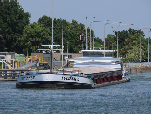 Motorvrachtschip Luciënne-D met ENI-nummer 02324479 Sluis Born Uitvarend