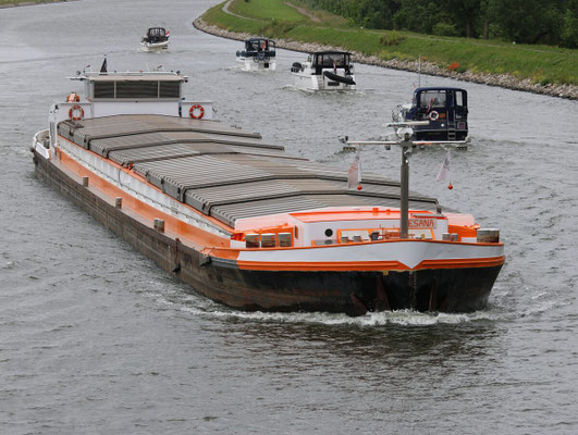 Motorvrachtschip Desana (ENI 06002002), voormalig CO 13 en Amphiro, varend onder Belgische vlag