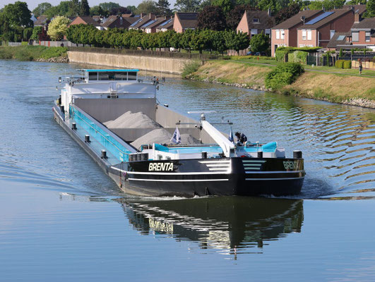 Motorvrachtschip  Brenta ENI 02318119 op het Julianakanaal bij Urmond
