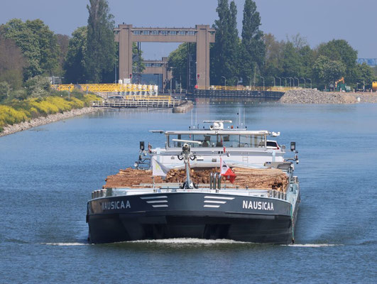 Nausicaa Motorvrachtschip ENI 06105008 Het motorvrachtschip Nausicaa heeft een lengte van 110 m, een breedte van 11,45 m,