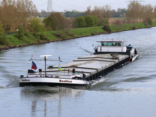 Motorvrachtschip  Boadicea ENI 02321611 met boeggolf