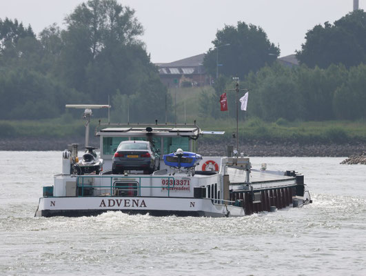 Motorvrachtschip Advena (ENI 02313371) varend op de rivier