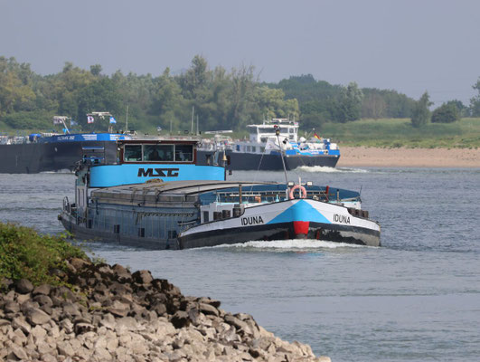 Motorvrachtschip Iduna, ENI 02318503, varend op de Waal onder Duitse vlag met thuishaven Regensburg.