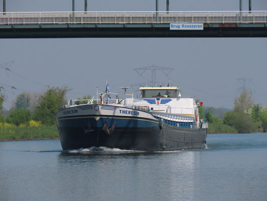 Motorvrachtschip Theresia met ENI-nummer 03110611 Brug Roosteren