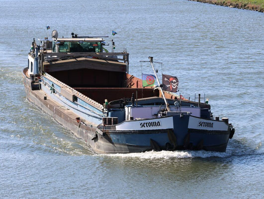 Motorvrachtschip Seroma (ENI 06002653) met zichtbaar maatbord met lengte 51 m, breedte 6,63 m en tonnage 544 ton op de romp.