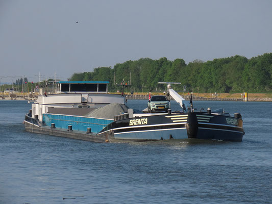 Motorvrachtschip  Brenta ENI 02318119 op het Julianakanaal boven sluis Born