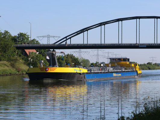 motortankschip Piz Linard (ENI 02338479) met afmetingen L110 m, B11,45 m 