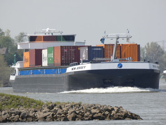 Motorcontainerschip New Jersey (ENI 06105027) varend op de rivier, voormalig Isabelle, gebouwd in 2008.