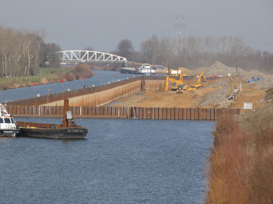 Drooggelegd Julianakanaal tussen Berg aan de Maas en Obbicht met graafmachines aan het werk tijdens de verruiming door Rijkswaterstaat en aannemer Van den Herik-Sliedrecht"