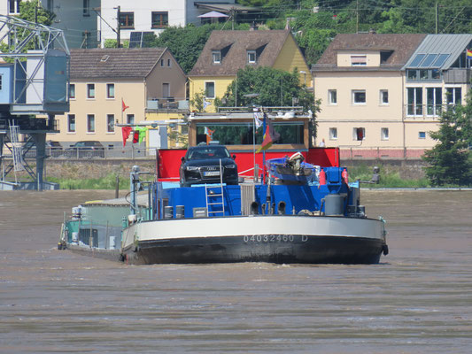 Motorvrachtschip Gebr. Mnich met ENI-nummer 04032460 varend op de Rijn