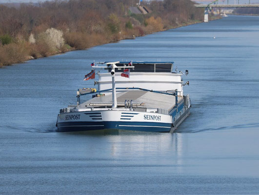 Motorvrachtschip Seinpost (ENI 02331835) varend op het water, gebouwd in 2009 bij scheepswerf Jooren BV in Werkendam.