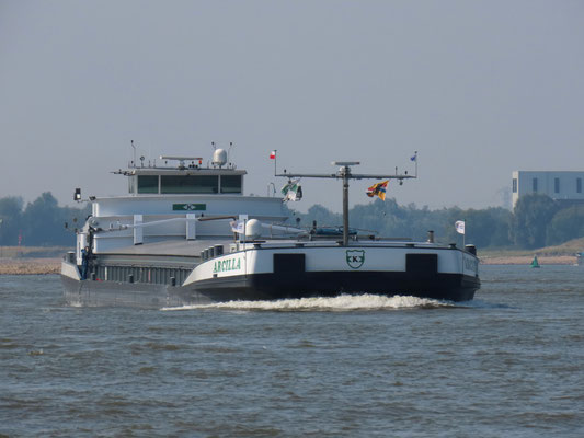 Motorvrachtschip Arcilla (ENI 02206539) op de Waal