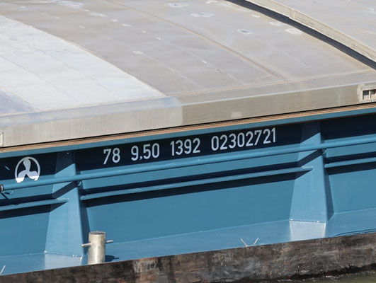 Detailopname van de romp van motorvrachtschip Valor (ENI 02302721), met zichtbare scheepsgegevens: lengte 78 m, breedte 9,50 m en laadvermogen 1.392 ton.
