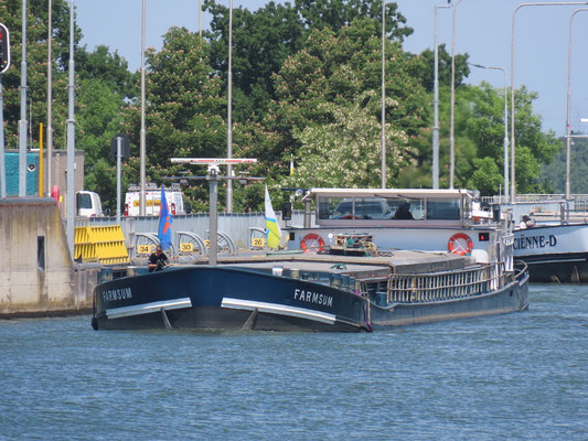 Motorvrachtschip Farmsum (ENI 02209380), in 1972 gebouwd. Foto Julianakanaal Sluis Born