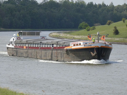 Motorvrachtschip Desana (ENI 06002002) op het Albertkanaal 