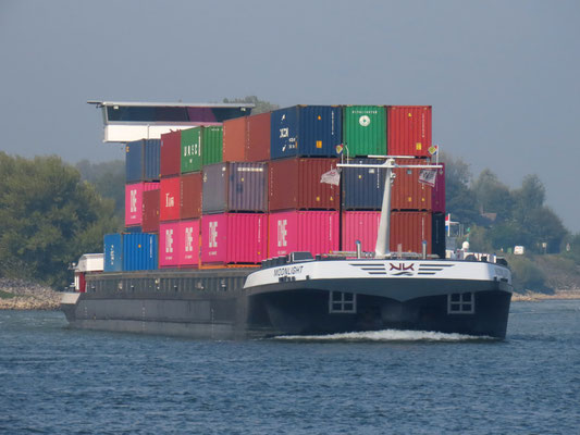 Motorcontainerschip Moonlight opvarig op de Waal bij Millingen.