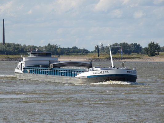 Motorvrachtschip   Magdalena ENI 02328609 op de Waal