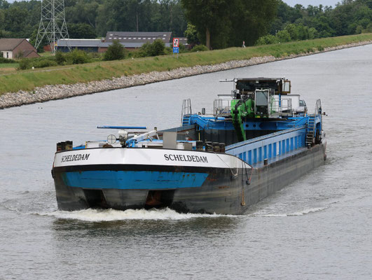 Motorvrachtschip Scheldedam, ENI 02315163 In 2025 in gebruik als kraanschip bij Fluviant NV, Antwerpen. Lengte 80,90 m, laadvermogen 1.452 ton.