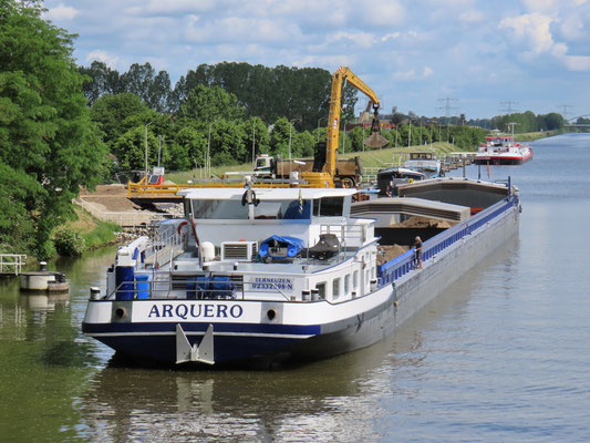 Tijdelijke los- en laadplaats aangelegd onder oude Sluis Born voor het lossen van breuksteen.