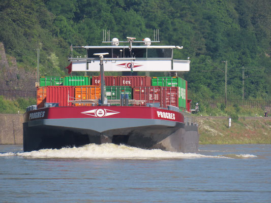 Motorcontainerschip Progres (ENI 02330688) varend op de Rijn, gebouwd in 2008, 135 meter lang, eerder bekend als Oriana.