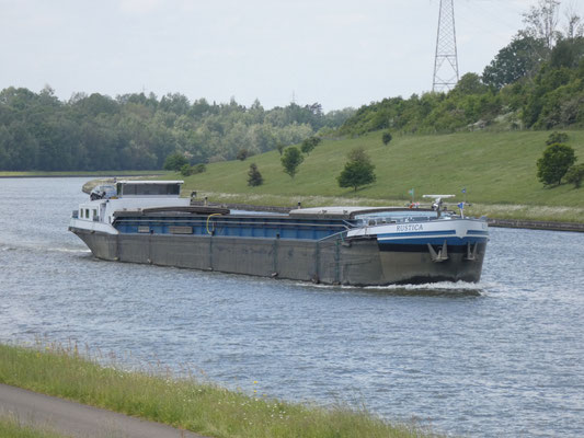 Motorvrachtschip Rustica met ENI-nummer 02207407 ledig