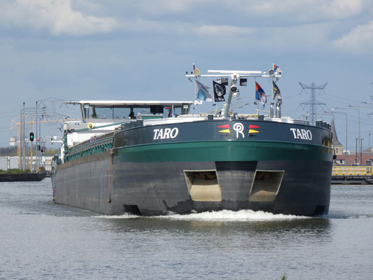 Motorvrachtschip Taro (ENI 06105280), voormalig Lianne, varend onder Belgische vlag op de binnenwateren.