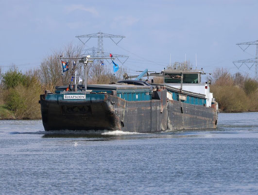 Koppelverband Bohemian Rhapsody, ENI 01822640 (motorschip, 1943) en ENI 01823363 (duwbak, 1962), varend onder Franse vlag. Foto Roosteren