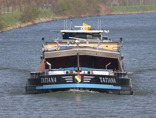 Motorvrachtschip Tatiana (ENI 06105199), gebouwd in 2010 bij Jialong Shipyard in Nanjing, varend op het water.