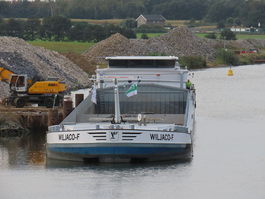 Het lossen van Belgisch breuksteen uit het mvs Wiljaco F. Het materiaal is nodig voor bodemversteviging tijdens het verruimen van dit stuk van het kanaal.